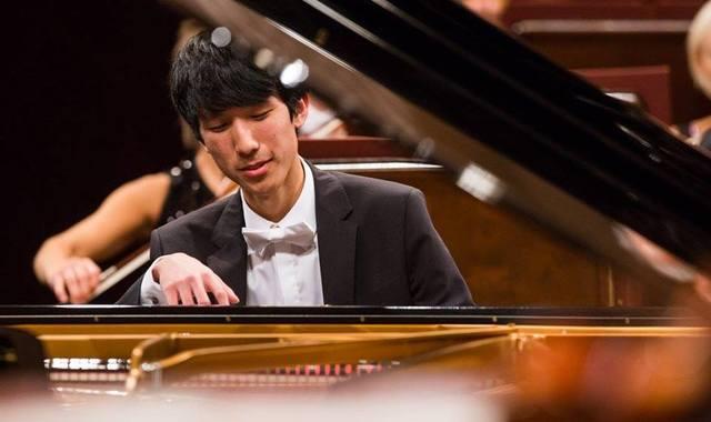 第 19 届利兹国际钢琴比赛，冠军是 20 岁美籍华人男孩