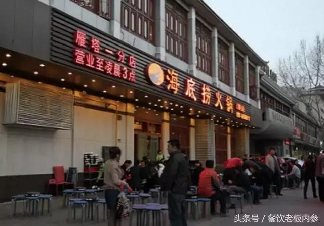 中国最牛服务员：19岁当海底捞店长，如今身价30亿！