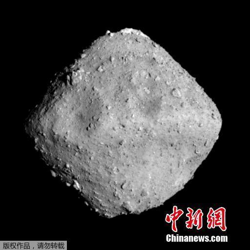 日本漫游车着陆“龙宫” 发回小行星表面照片