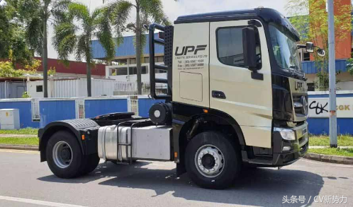 它是 新加坡首辆获得欧六牌照的中国重卡！