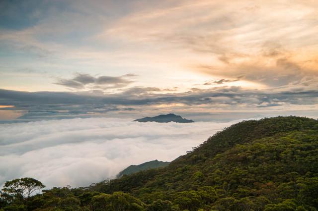 爬山去，风景迷人的山峰