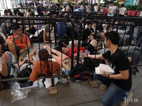 iPhone XS首发大排长龙 华为员工免费派发移动电源！