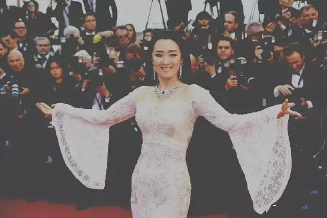 为了和70岁男友上街，故意扮成老太太？