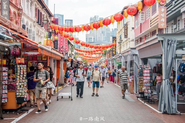 新加坡最有中国味的地方，主街挂满红灯笼，店员都说华语！