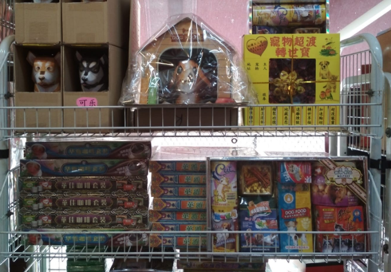 新加坡主人为好好送宠物最后一程，请师傅念经办超度