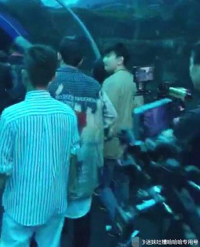 天王同框！周杰伦林俊杰同游新加坡海底世界被偶遇