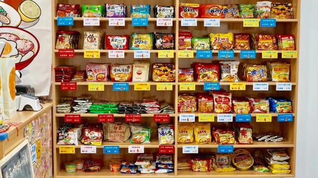 南京的这家方便面小店，口味多配料丰富，像吃西餐一样吃方便面
