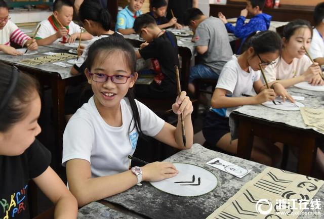 新学期开学 班里来了新加坡同学