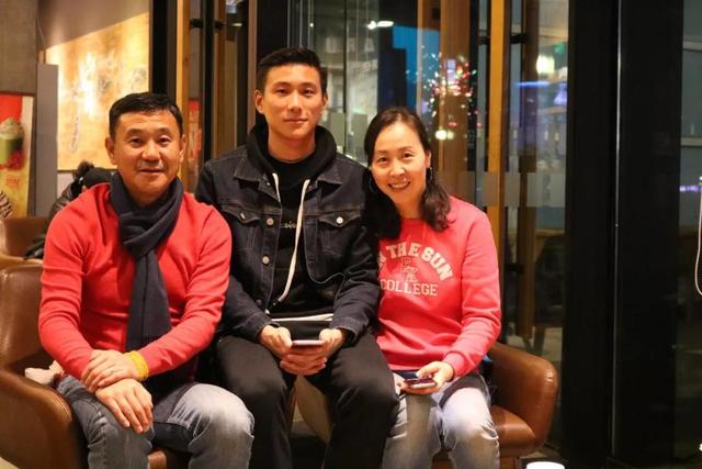 于根伟旗下教练胡锦鹏世家出身，爸是足球名将，妈是乒乓冠军