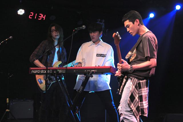 宇宙人马来西亚开唱唇齿“榴”香 台下满满观众高声欢呼合唱