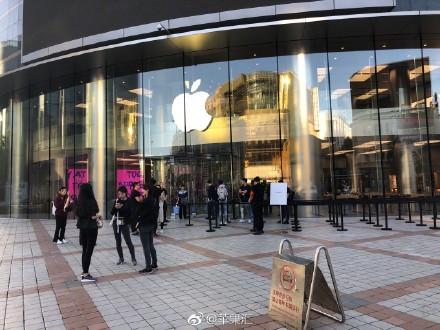 iPhone XS/XS Max开售，苏州直营店被挤爆，北京铁栅栏又尴尬了……