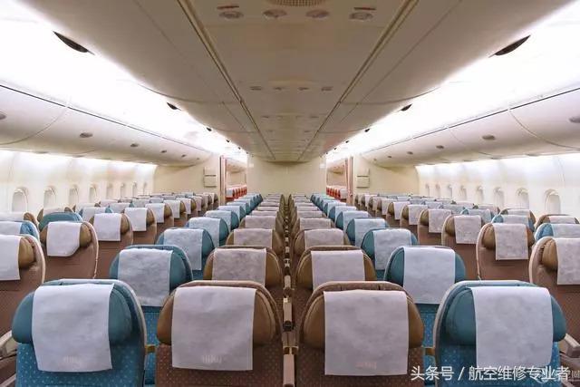 世界最大客机A380在巴黎机场被空桥撞上 发动机受损