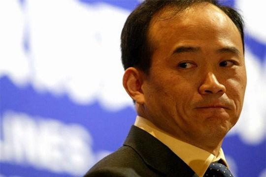 靠在寝室捡牙膏盒子吃饭，到社会发愤成首富，如今却被通缉