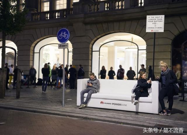 搞事情！华为在苹果新加坡发售现场踢馆