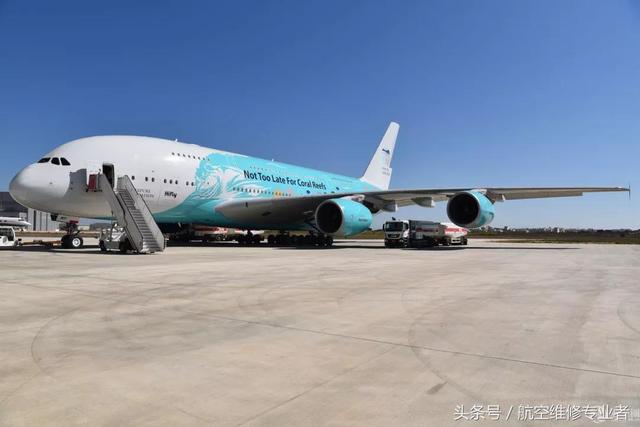 世界最大客机A380在巴黎机场被空桥撞上 发动机受损