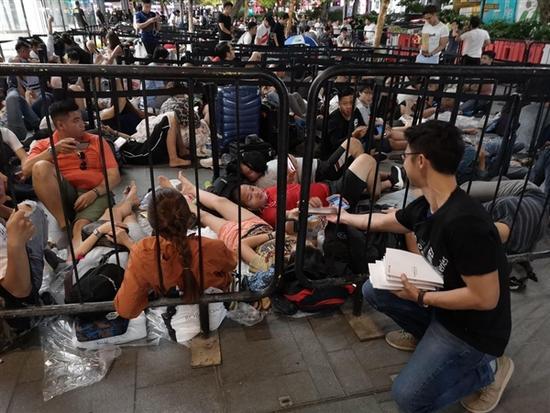 操作有点骚：华为员工在新加坡苹果店派发移动电源