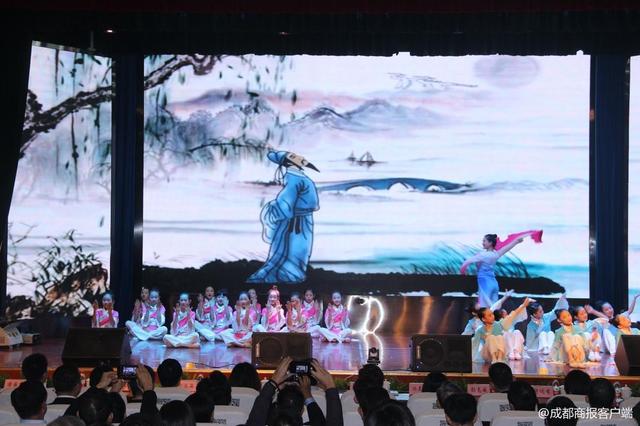 VR虚拟技术“玩转”课堂 成都一小学拟推出新加坡特色在线课程