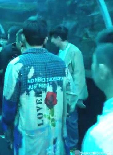 天王同框！周杰伦林俊杰同游新加坡海底世界被偶遇