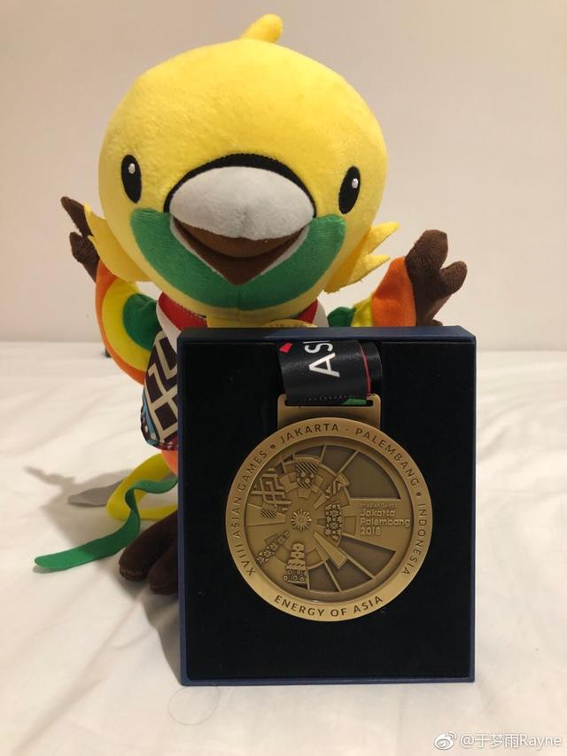 新加坡选手于梦雨微博感恩亚运 摸摸金牌沾喜气