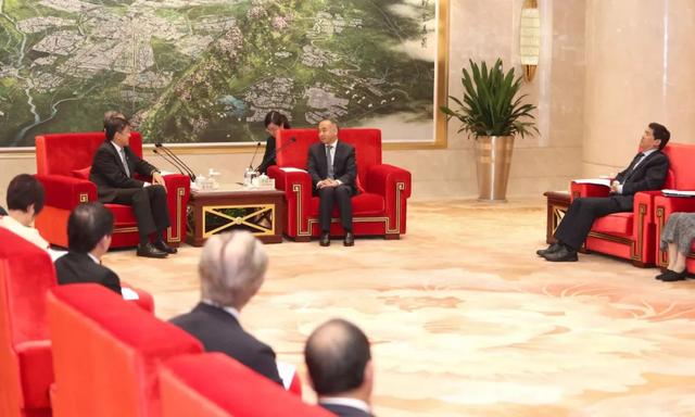 范锐平罗强会见新加坡总理公署部长黄志明