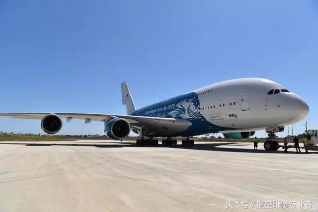 世界最大客机A380在巴黎机场被空桥撞上 发动机受损