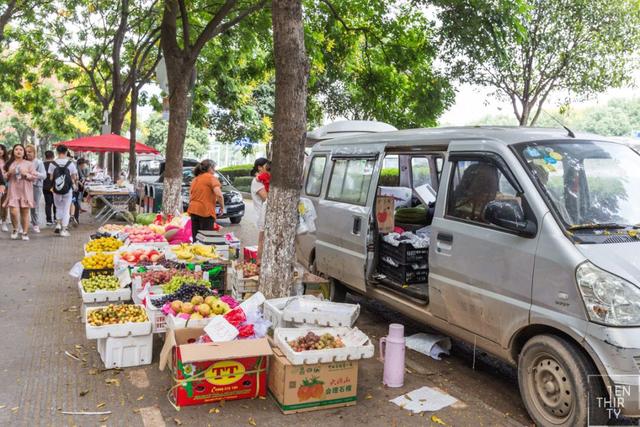 关山大道上的职院小清华，拥有3个校区、7个食堂和1列有轨电车