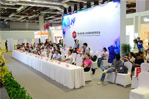 生活诚品出席人体工程学儿童学习桌椅标准研讨会
