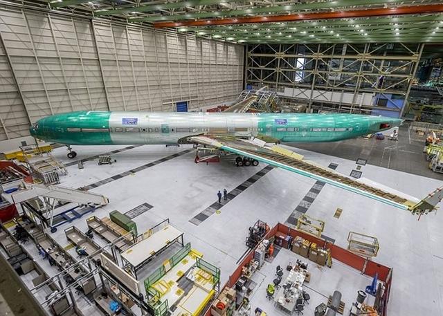 美国波音公司完成组装号称世界上最大的双引擎喷气式客机——波音777X