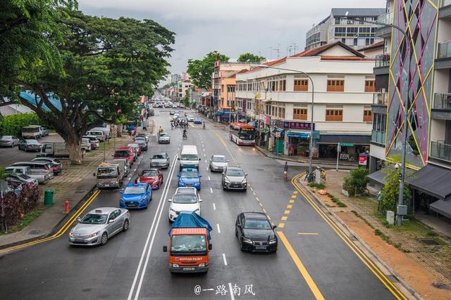 看了新加坡的街景，网友怀疑是中国偏僻地区的小县城！