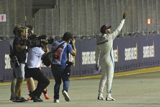 「体育」（1）赛车——F1新加坡大奖赛：汉密尔顿夺得杆位