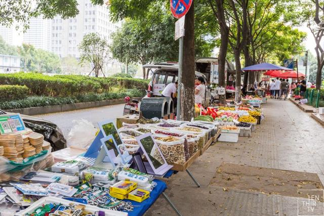 关山大道上的职院小清华，拥有3个校区、7个食堂和1列有轨电车