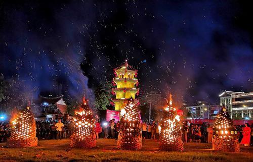 白塔点灯 烧塔仔 博饼……具有安海特色的民俗活动昨晚上演