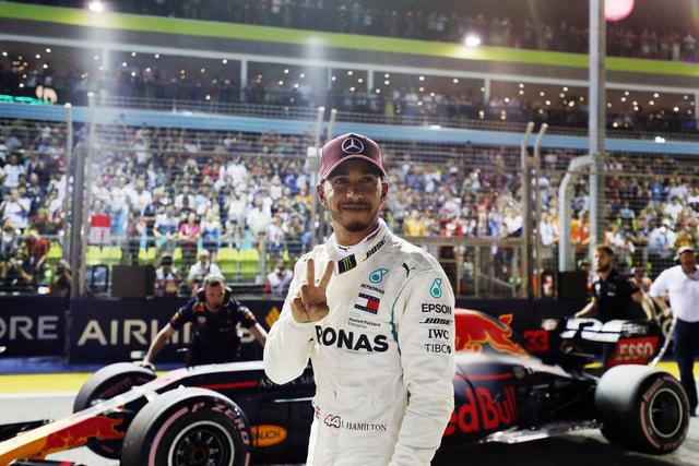 F1新加坡站排位赛｜“刘一圈”名不虚传！汉密尔顿惊人速度夺杆