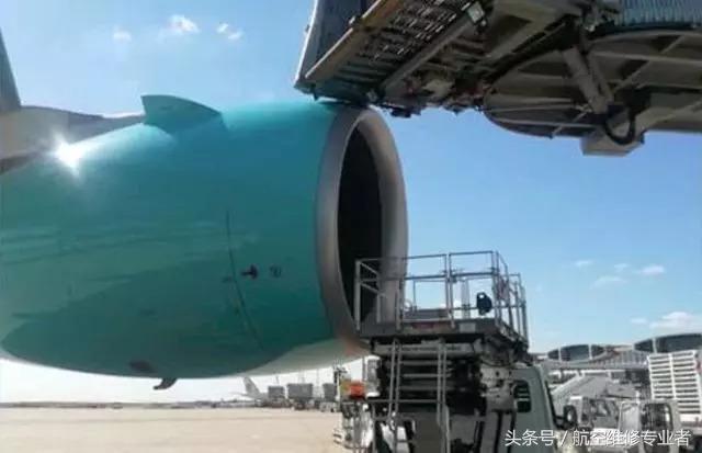 世界最大客机A380在巴黎机场被空桥撞上 发动机受损