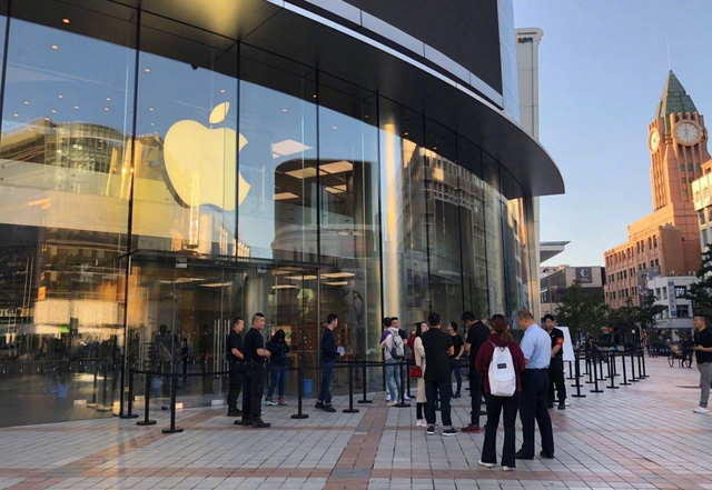 iPhone XS开售第一天，网友曝华为在新加坡向果粉免费送充电宝