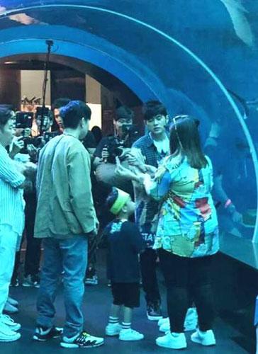 天王同框！周杰伦林俊杰同游新加坡海底世界被偶遇