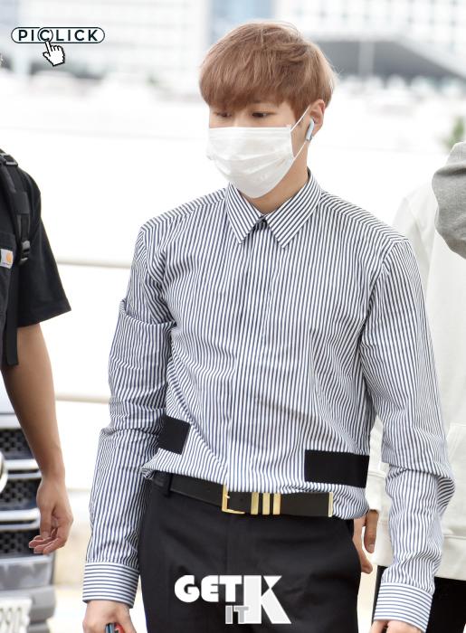 WANNA ONE 河成云，光看眼神，也能知道有多帅气