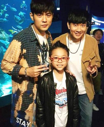 天王同框！周杰伦林俊杰同游新加坡海底世界被偶遇