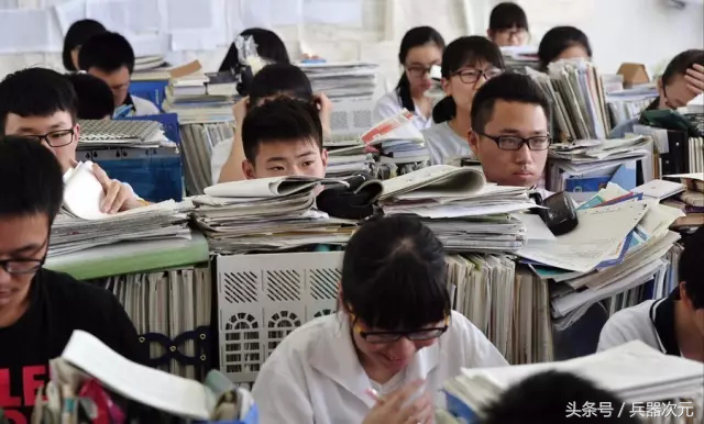 6亿中国人是近视眼，征兵成大问题，美国是这样对待眼镜兵的