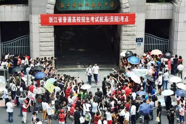 学霸是如何炼成的？中国：家庭更重要！新加坡呢？