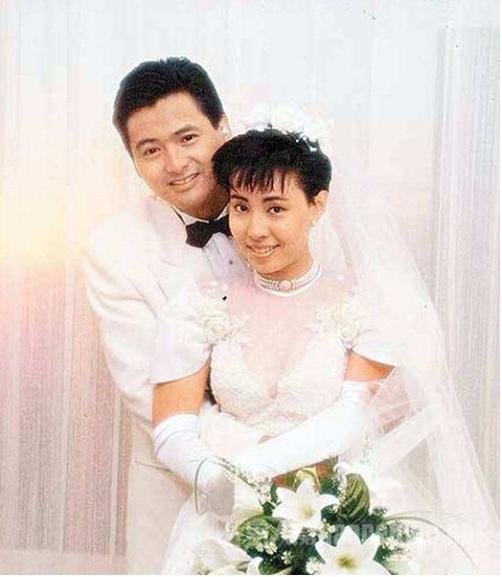 周润发两任老婆：现任身价几十亿，前妻老公破产为养家复出拍戏