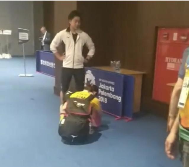 日本天才美少女输球后，蹲地号啕大哭，惊动了安保人员