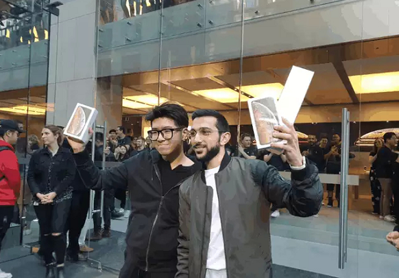 iPhoneXs在新加坡发售时，有提前一天去排队的，比国内热闹许多