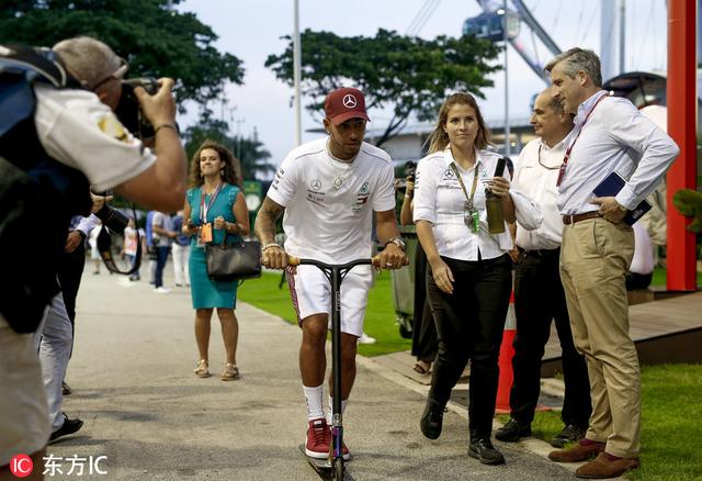 爱玩滑板车的F1车神 汉密尔顿新加坡开心溜滑板车