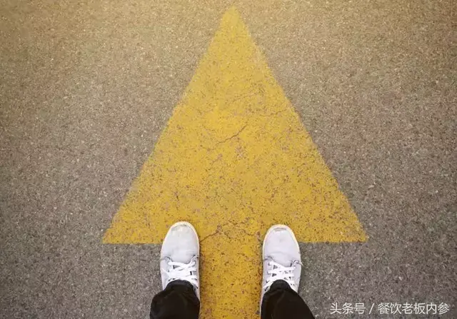 中国最牛服务员：19岁当海底捞店长，如今身价30亿！