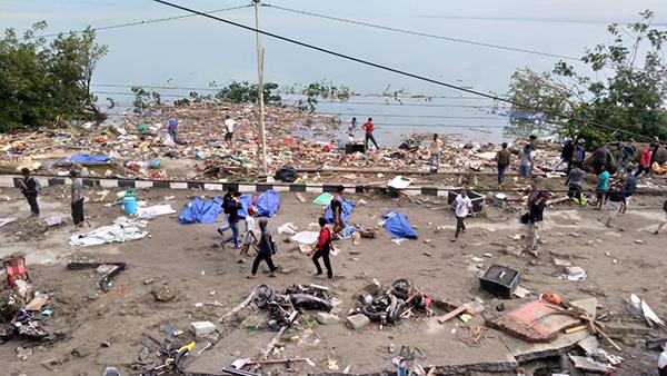 印尼海啸丨海边餐馆被3米高海浪冲走，跨海大桥被冲垮