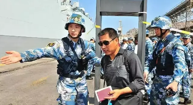 日本受灾，其他国家排长队等待安排，而中国旅客已经上车离开了