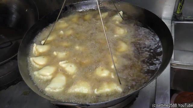新加坡街头的油炸食品，出锅了