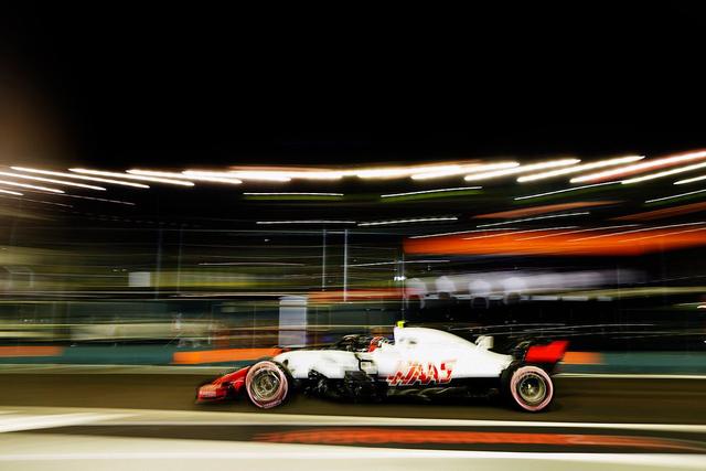 F1新加坡站排位赛：梅赛德斯杆位 法拉利落后0.6秒