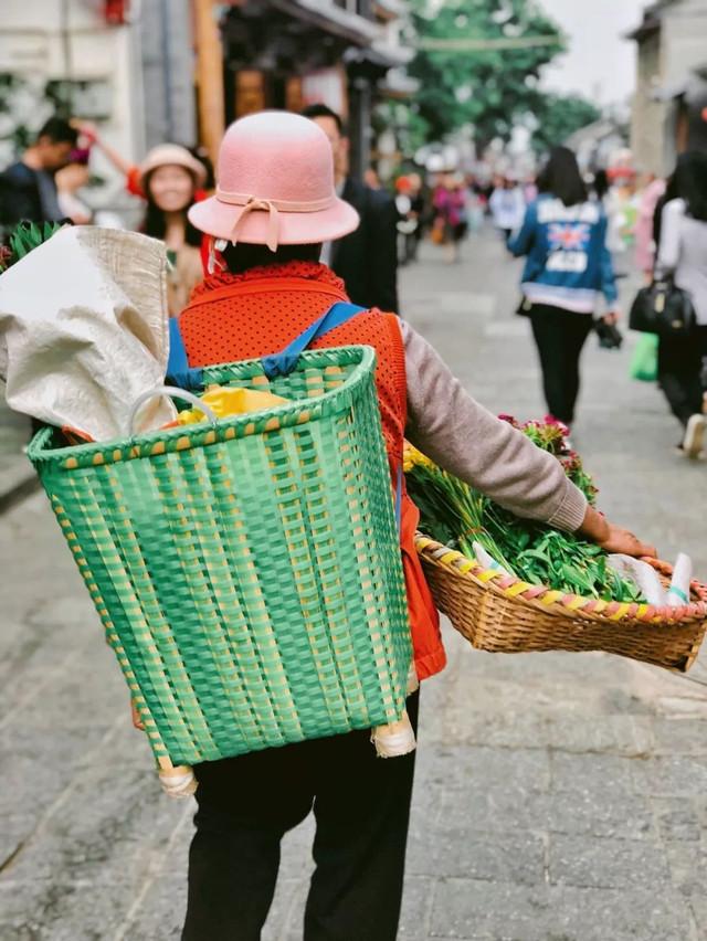 闲置荒地变身“最美菜市场”，逛市集才是大理人最常见的社交方式！